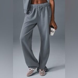 ALO Yoga Accolade Straight Leg Sweatpant in Steel Grey